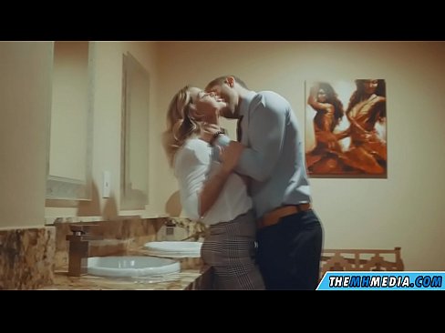 ❤️ Nalika pirang semok seduces sampeyan ing toilet umum ️ Porno ing jv.28films.ru ﹏